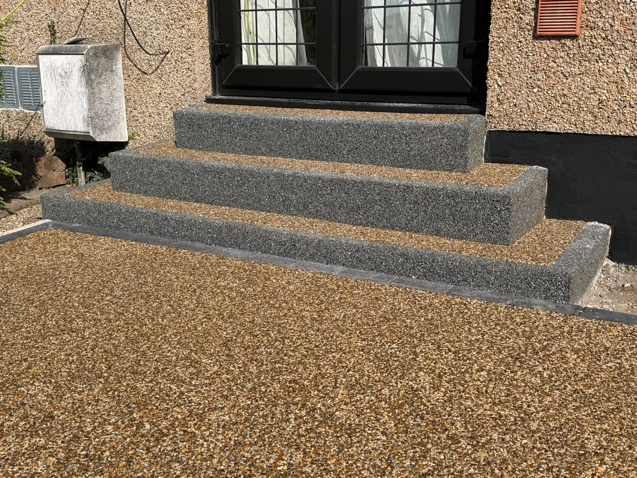 finished steps in resin bound harvest gold and grey border