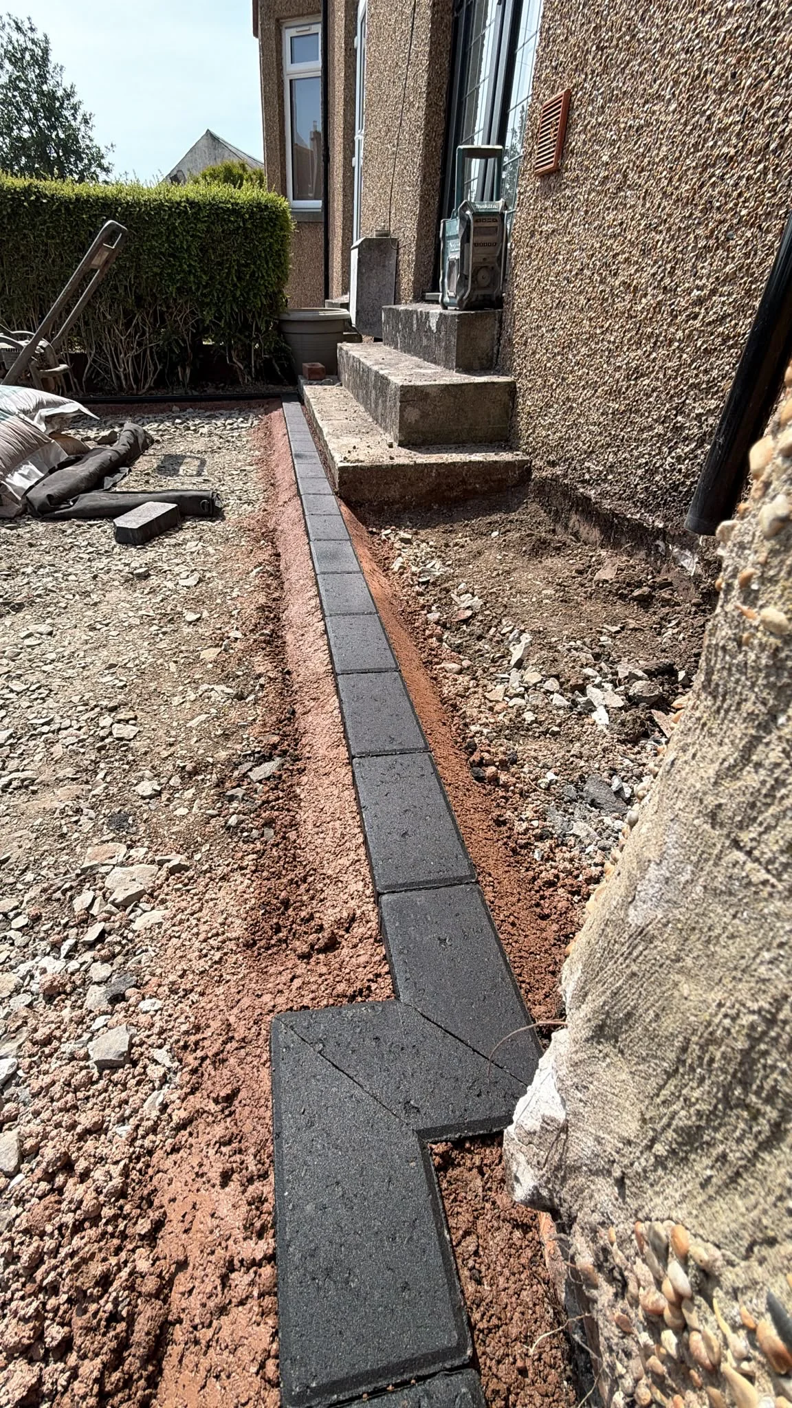 great line on this perfectly mitred block paving